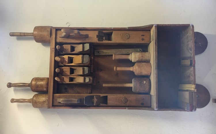 Hylde med gamle høvle og træhammere