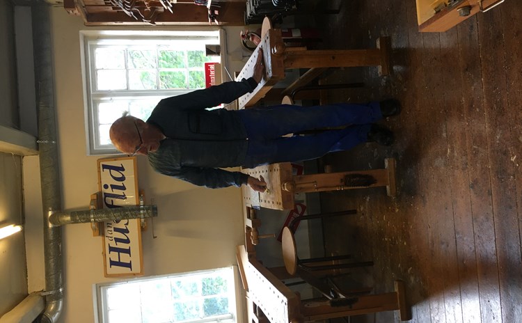 Deltager ved høvlbænk