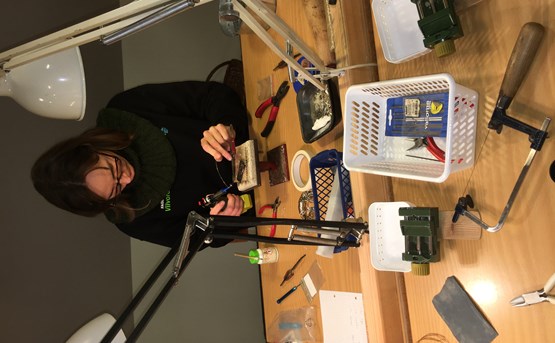 Deltager laver sølvsmykker